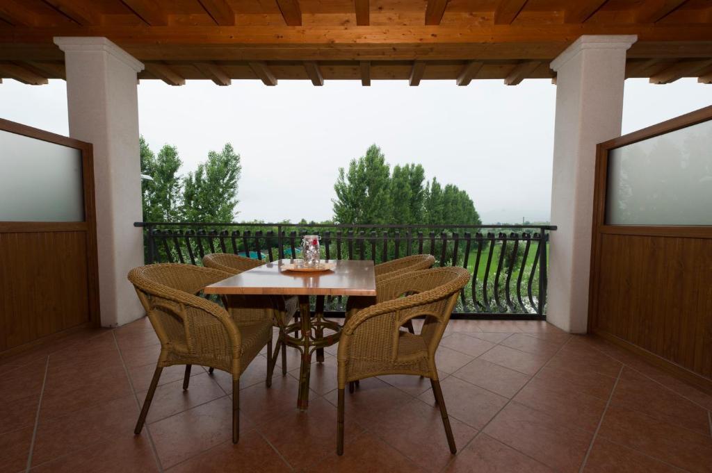 Locanda Ristorante Al Cardellino Bardolino Exterior foto